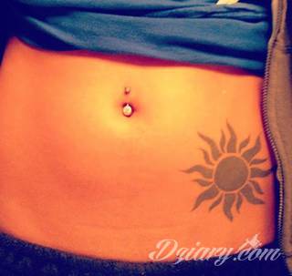 Tatuaże prezentujące słońce to wyjątkowy wybór form. Słońce przybiera kształt ludzki, bywa całkowicie naturalistyczne, zajmuje na ciele duży fragment jak i bywa niewielkim symbolem na karku czy łokciu. Symbolika słońca na tatuażu nawiązuje bezpośrednio do pokładów wielkiej energii właściciela. 