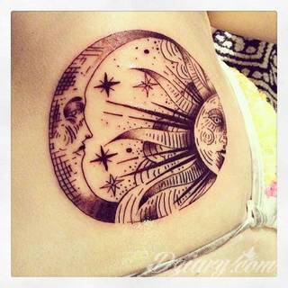 Tatuaże prezentujące słońce to wyjątkowy wybór form. Słońce przybiera kształt ludzki, bywa całkowicie naturalistyczne, zajmuje na ciele duży fragment jak i bywa niewielkim symbolem na karku czy łokciu. Symbolika słońca na tatuażu nawiązuje bezpośrednio do pokładów wielkiej energii właściciela. 