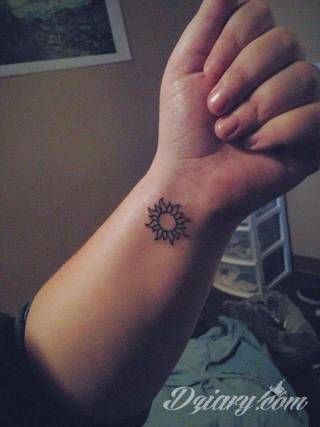 Tatuaże prezentujące słońce to wyjątkowy wybór form. Słońce przybiera kształt ludzki, bywa całkowicie naturalistyczne, zajmuje na ciele duży fragment jak i bywa niewielkim symbolem na karku czy łokciu. Symbolika słońca na tatuażu nawiązuje bezpośrednio do pokładów wielkiej energii właściciela. 