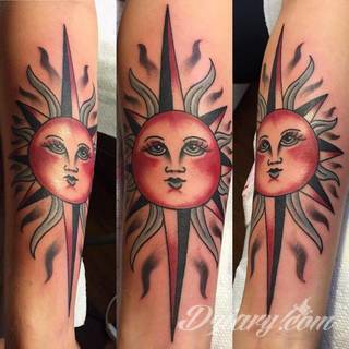 Tatuaże prezentujące słońce to wyjątkowy wybór form. Słońce przybiera kształt ludzki, bywa całkowicie naturalistyczne, zajmuje na ciele duży fragment jak i bywa niewielkim symbolem na karku czy łokciu. Symbolika słońca na tatuażu nawiązuje bezpośrednio do pokładów wielkiej energii właściciela. 
