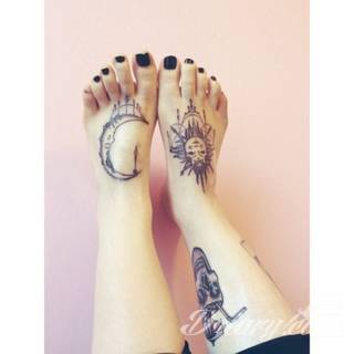 Tatuaże prezentujące słońce to wyjątkowy wybór form. Słońce przybiera kształt ludzki, bywa całkowicie naturalistyczne, zajmuje na ciele duży fragment jak i bywa niewielkim symbolem na karku czy łokciu. Symbolika słońca na tatuażu nawiązuje bezpośrednio do pokładów wielkiej energii właściciela. 