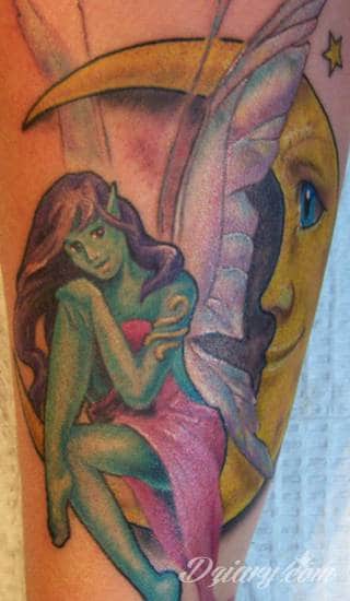 Tatuaże prezentujące słońce to wyjątkowy wybór form. Słońce przybiera kształt ludzki, bywa całkowicie naturalistyczne, zajmuje na ciele duży fragment jak i bywa niewielkim symbolem na karku czy łokciu. Symbolika słońca na tatuażu nawiązuje bezpośrednio do pokładów wielkiej energii właściciela. 