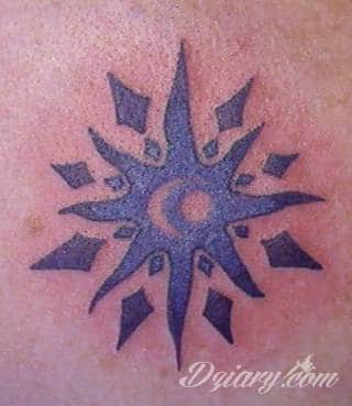 Tatuaże prezentujące słońce to wyjątkowy wybór form. Słońce przybiera kształt ludzki, bywa całkowicie naturalistyczne, zajmuje na ciele duży fragment jak i bywa niewielkim symbolem na karku czy łokciu. Symbolika słońca na tatuażu nawiązuje bezpośrednio do pokładów wielkiej energii właściciela. 
