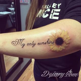 Imponujące żółtą kolorystyką tatuaże o wzorze słonecznika świetnie nadają się dla osób pragnących podkreślić swój związek z naturą. Charakterystyczne barwy słoneczników doskonale akcentują zarówno blade jak i naturalnie opalone ciało - zaprojektowane są głównie z myślą o kobietach. 