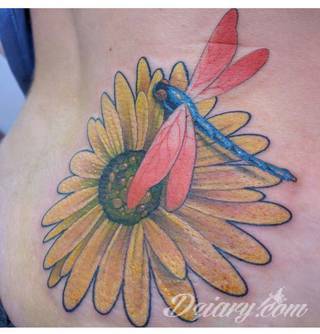 Imponujące żółtą kolorystyką tatuaże o wzorze słonecznika świetnie nadają się dla osób pragnących podkreślić swój związek z naturą. Charakterystyczne barwy słoneczników doskonale akcentują zarówno blade jak i naturalnie opalone ciało - zaprojektowane są głównie z myślą o kobietach. 