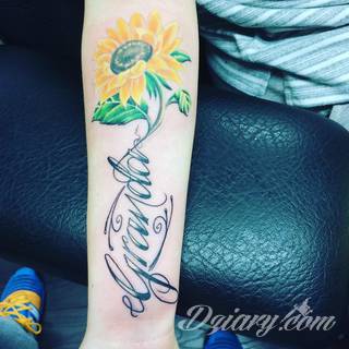 Imponujące żółtą kolorystyką tatuaże o wzorze słonecznika świetnie nadają się dla osób pragnących podkreślić swój związek z naturą. Charakterystyczne barwy słoneczników doskonale akcentują zarówno blade jak i naturalnie opalone ciało - zaprojektowane są głównie z myślą o kobietach. 