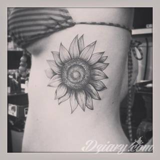 Imponujące żółtą kolorystyką tatuaże o wzorze słonecznika świetnie nadają się dla osób pragnących podkreślić swój związek z naturą. Charakterystyczne barwy słoneczników doskonale akcentują zarówno blade jak i naturalnie opalone ciało - zaprojektowane są głównie z myślą o kobietach. 