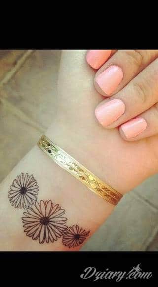 Imponujące żółtą kolorystyką tatuaże o wzorze słonecznika świetnie nadają się dla osób pragnących podkreślić swój związek z naturą. Charakterystyczne barwy słoneczników doskonale akcentują zarówno blade jak i naturalnie opalone ciało - zaprojektowane są głównie z myślą o kobietach. 