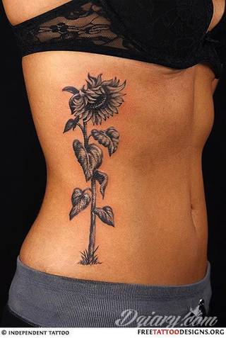 Imponujące żółtą kolorystyką tatuaże o wzorze słonecznika świetnie nadają się dla osób pragnących podkreślić swój związek z naturą. Charakterystyczne barwy słoneczników doskonale akcentują zarówno blade jak i naturalnie opalone ciało - zaprojektowane są głównie z myślą o kobietach. 
