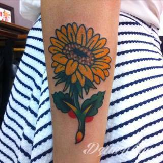 Imponujące żółtą kolorystyką tatuaże o wzorze słonecznika świetnie nadają się dla osób pragnących podkreślić swój związek z naturą. Charakterystyczne barwy słoneczników doskonale akcentują zarówno blade jak i naturalnie opalone ciało - zaprojektowane są głównie z myślą o kobietach. 