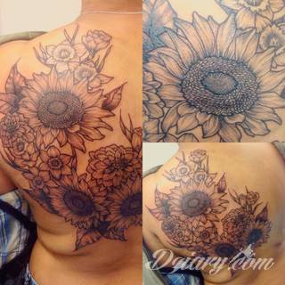 Imponujące żółtą kolorystyką tatuaże o wzorze słonecznika świetnie nadają się dla osób pragnących podkreślić swój związek z naturą. Charakterystyczne barwy słoneczników doskonale akcentują zarówno blade jak i naturalnie opalone ciało - zaprojektowane są głównie z myślą o kobietach. 
