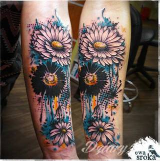 Imponujące żółtą kolorystyką tatuaże o wzorze słonecznika świetnie nadają się dla osób pragnących podkreślić swój związek z naturą. Charakterystyczne barwy słoneczników doskonale akcentują zarówno blade jak i naturalnie opalone ciało - zaprojektowane są głównie z myślą o kobietach. 