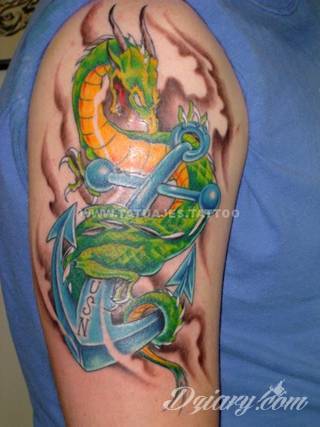 Smok na skórze to od lat jeden z najpopularniejszych wzorów tatuaży. Grafiki stają się mini-dziełami sztuki. Tatuaże ze smokami są pełne detali - zarówno cienkiej kreski, jak i wielu zastosowanych kolorów. Tego rodzaju grafiki sprawdzają się przede wszystkim w opcji wielkoformatowej. 