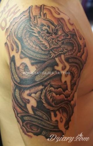 Smok na skórze to od lat jeden z najpopularniejszych wzorów tatuaży. Grafiki stają się mini-dziełami sztuki. Tatuaże ze smokami są pełne detali - zarówno cienkiej kreski, jak i wielu zastosowanych kolorów. Tego rodzaju grafiki sprawdzają się przede wszystkim w opcji wielkoformatowej. 