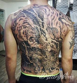 Smok na skórze to od lat jeden z najpopularniejszych wzorów tatuaży. Grafiki stają się mini-dziełami sztuki. Tatuaże ze smokami są pełne detali - zarówno cienkiej kreski, jak i wielu zastosowanych kolorów. Tego rodzaju grafiki sprawdzają się przede wszystkim w opcji wielkoformatowej. 