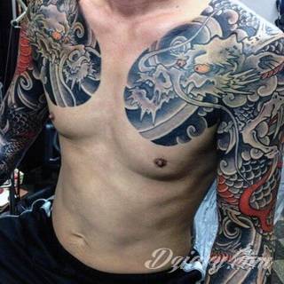 Smok na skórze to od lat jeden z najpopularniejszych wzorów tatuaży. Grafiki stają się mini-dziełami sztuki. Tatuaże ze smokami są pełne detali - zarówno cienkiej kreski, jak i wielu zastosowanych kolorów. Tego rodzaju grafiki sprawdzają się przede wszystkim w opcji wielkoformatowej. 