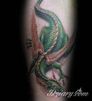 Smok na skórze to od lat jeden z najpopularniejszych wzorów tatuaży. Grafiki stają się mini-dziełami sztuki. Tatuaże ze smokami są pełne detali - zarówno cienkiej kreski, jak i wielu zastosowanych kolorów. Tego rodzaju grafiki sprawdzają się przede wszystkim w opcji wielkoformatowej. 