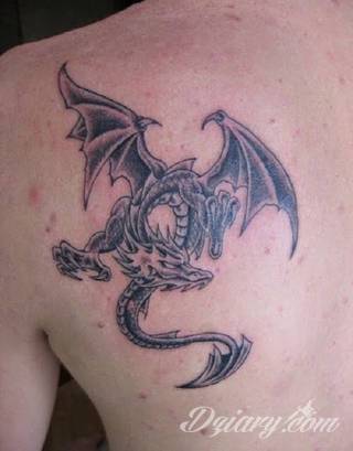 Smok na skórze to od lat jeden z najpopularniejszych wzorów tatuaży. Grafiki stają się mini-dziełami sztuki. Tatuaże ze smokami są pełne detali - zarówno cienkiej kreski, jak i wielu zastosowanych kolorów. Tego rodzaju grafiki sprawdzają się przede wszystkim w opcji wielkoformatowej. 