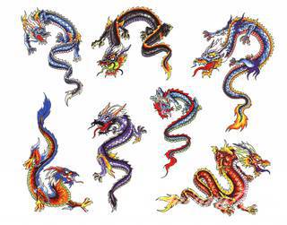 Smok na skórze to od lat jeden z najpopularniejszych wzorów tatuaży. Grafiki stają się mini-dziełami sztuki. Tatuaże ze smokami są pełne detali - zarówno cienkiej kreski, jak i wielu zastosowanych kolorów. Tego rodzaju grafiki sprawdzają się przede wszystkim w opcji wielkoformatowej. 