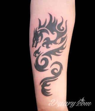 Smok na skórze to od lat jeden z najpopularniejszych wzorów tatuaży. Grafiki stają się mini-dziełami sztuki. Tatuaże ze smokami są pełne detali - zarówno cienkiej kreski, jak i wielu zastosowanych kolorów. Tego rodzaju grafiki sprawdzają się przede wszystkim w opcji wielkoformatowej. 