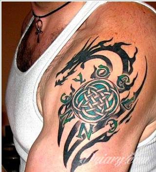 Smok na skórze to od lat jeden z najpopularniejszych wzorów tatuaży. Grafiki stają się mini-dziełami sztuki. Tatuaże ze smokami są pełne detali - zarówno cienkiej kreski, jak i wielu zastosowanych kolorów. Tego rodzaju grafiki sprawdzają się przede wszystkim w opcji wielkoformatowej. 