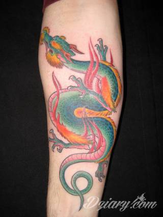 Smok na skórze to od lat jeden z najpopularniejszych wzorów tatuaży. Grafiki stają się mini-dziełami sztuki. Tatuaże ze smokami są pełne detali - zarówno cienkiej kreski, jak i wielu zastosowanych kolorów. Tego rodzaju grafiki sprawdzają się przede wszystkim w opcji wielkoformatowej. 