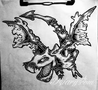 Smok na skórze to od lat jeden z najpopularniejszych wzorów tatuaży. Grafiki stają się mini-dziełami sztuki. Tatuaże ze smokami są pełne detali - zarówno cienkiej kreski, jak i wielu zastosowanych kolorów. Tego rodzaju grafiki sprawdzają się przede wszystkim w opcji wielkoformatowej. 