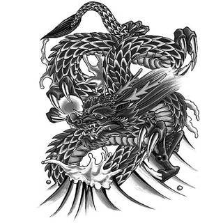 Smok na skórze to od lat jeden z najpopularniejszych wzorów tatuaży. Grafiki stają się mini-dziełami sztuki. Tatuaże ze smokami są pełne detali - zarówno cienkiej kreski, jak i wielu zastosowanych kolorów. Tego rodzaju grafiki sprawdzają się przede wszystkim w opcji wielkoformatowej. 