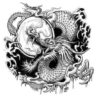 Smok na skórze to od lat jeden z najpopularniejszych wzorów tatuaży. Grafiki stają się mini-dziełami sztuki. Tatuaże ze smokami są pełne detali - zarówno cienkiej kreski, jak i wielu zastosowanych kolorów. Tego rodzaju grafiki sprawdzają się przede wszystkim w opcji wielkoformatowej. 