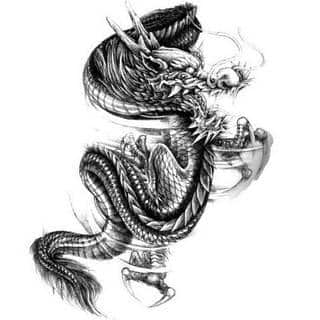 Smok na skórze to od lat jeden z najpopularniejszych wzorów tatuaży. Grafiki stają się mini-dziełami sztuki. Tatuaże ze smokami są pełne detali - zarówno cienkiej kreski, jak i wielu zastosowanych kolorów. Tego rodzaju grafiki sprawdzają się przede wszystkim w opcji wielkoformatowej. 