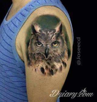 Tatuaże z sową symbolizują cierpliwość, wiedzę i inteligencję. Nie są, jakby mogło się wydawać, statyczne i wyłącznie melancholijne. Sowa szczególnie ciekawie wygląda na ramionach. Odpowiednio zarysowana, podkreśla charakterystyczną budowę szczególnie męskiego ciała. 