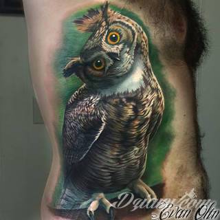 Tatuaże z sową symbolizują cierpliwość, wiedzę i inteligencję. Nie są, jakby mogło się wydawać, statyczne i wyłącznie melancholijne. Sowa szczególnie ciekawie wygląda na ramionach. Odpowiednio zarysowana, podkreśla charakterystyczną budowę szczególnie męskiego ciała. 