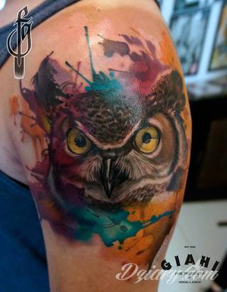 Tatuaże z sową symbolizują cierpliwość, wiedzę i inteligencję. Nie są, jakby mogło się wydawać, statyczne i wyłącznie melancholijne. Sowa szczególnie ciekawie wygląda na ramionach. Odpowiednio zarysowana, podkreśla charakterystyczną budowę szczególnie męskiego ciała. 