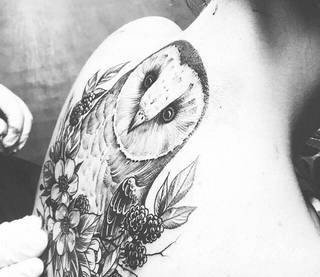 Tatuaże z sową symbolizują cierpliwość, wiedzę i inteligencję. Nie są, jakby mogło się wydawać, statyczne i wyłącznie melancholijne. Sowa szczególnie ciekawie wygląda na ramionach. Odpowiednio zarysowana, podkreśla charakterystyczną budowę szczególnie męskiego ciała. 