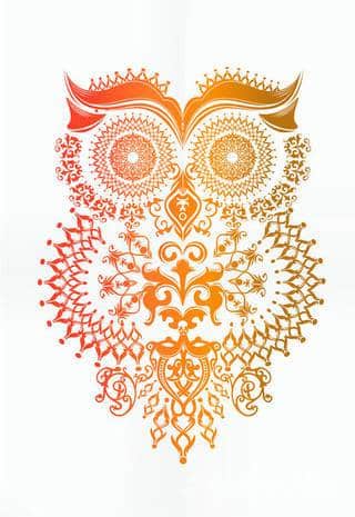 Tatuaże z sową symbolizują cierpliwość, wiedzę i inteligencję. Nie są, jakby mogło się wydawać, statyczne i wyłącznie melancholijne. Sowa szczególnie ciekawie wygląda na ramionach. Odpowiednio zarysowana, podkreśla charakterystyczną budowę szczególnie męskiego ciała. 