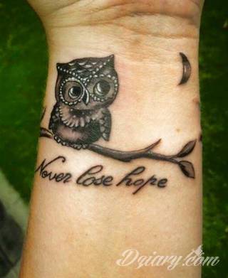 Tatuaże z sową symbolizują cierpliwość, wiedzę i inteligencję. Nie są, jakby mogło się wydawać, statyczne i wyłącznie melancholijne. Sowa szczególnie ciekawie wygląda na ramionach. Odpowiednio zarysowana, podkreśla charakterystyczną budowę szczególnie męskiego ciała. 