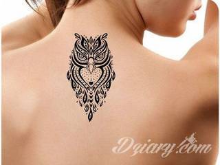 Tatuaże z sową symbolizują cierpliwość, wiedzę i inteligencję. Nie są, jakby mogło się wydawać, statyczne i wyłącznie melancholijne. Sowa szczególnie ciekawie wygląda na ramionach. Odpowiednio zarysowana, podkreśla charakterystyczną budowę szczególnie męskiego ciała. 