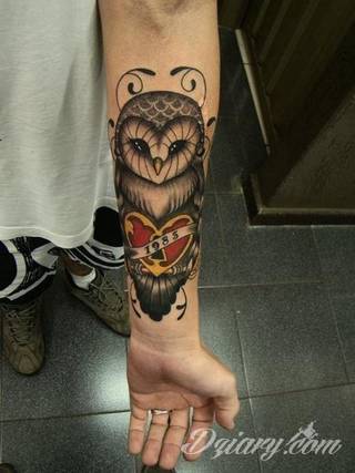Tatuaże z sową symbolizują cierpliwość, wiedzę i inteligencję. Nie są, jakby mogło się wydawać, statyczne i wyłącznie melancholijne. Sowa szczególnie ciekawie wygląda na ramionach. Odpowiednio zarysowana, podkreśla charakterystyczną budowę szczególnie męskiego ciała. 