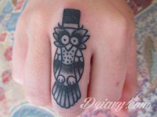 Tatuaże z sową symbolizują cierpliwość, wiedzę i inteligencję. Nie są, jakby mogło się wydawać, statyczne i wyłącznie melancholijne. Sowa szczególnie ciekawie wygląda na ramionach. Odpowiednio zarysowana, podkreśla charakterystyczną budowę szczególnie męskiego ciała. 