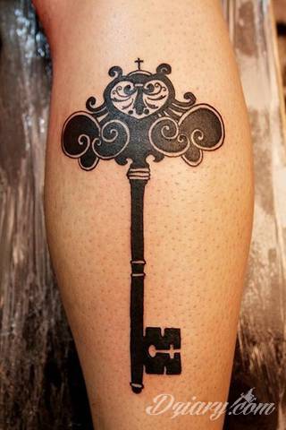 Tatuaże z sową symbolizują cierpliwość, wiedzę i inteligencję. Nie są, jakby mogło się wydawać, statyczne i wyłącznie melancholijne. Sowa szczególnie ciekawie wygląda na ramionach. Odpowiednio zarysowana, podkreśla charakterystyczną budowę szczególnie męskiego ciała. 