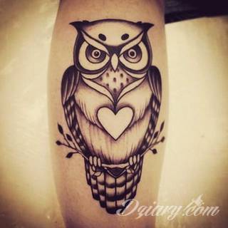 Tatuaże z sową symbolizują cierpliwość, wiedzę i inteligencję. Nie są, jakby mogło się wydawać, statyczne i wyłącznie melancholijne. Sowa szczególnie ciekawie wygląda na ramionach. Odpowiednio zarysowana, podkreśla charakterystyczną budowę szczególnie męskiego ciała. 