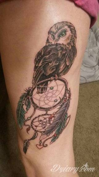 Tatuaże z sową symbolizują cierpliwość, wiedzę i inteligencję. Nie są, jakby mogło się wydawać, statyczne i wyłącznie melancholijne. Sowa szczególnie ciekawie wygląda na ramionach. Odpowiednio zarysowana, podkreśla charakterystyczną budowę szczególnie męskiego ciała. 