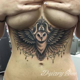 Tatuaże z sową symbolizują cierpliwość, wiedzę i inteligencję. Nie są, jakby mogło się wydawać, statyczne i wyłącznie melancholijne. Sowa szczególnie ciekawie wygląda na ramionach. Odpowiednio zarysowana, podkreśla charakterystyczną budowę szczególnie męskiego ciała. 