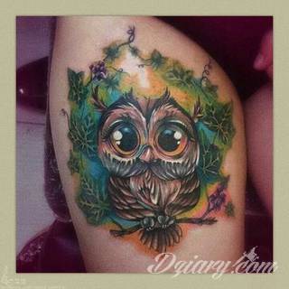 Tatuaże z sową symbolizują cierpliwość, wiedzę i inteligencję. Nie są, jakby mogło się wydawać, statyczne i wyłącznie melancholijne. Sowa szczególnie ciekawie wygląda na ramionach. Odpowiednio zarysowana, podkreśla charakterystyczną budowę szczególnie męskiego ciała. 