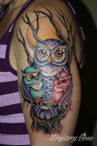 Tatuaże z sową symbolizują cierpliwość, wiedzę i inteligencję. Nie są, jakby mogło się wydawać, statyczne i wyłącznie melancholijne. Sowa szczególnie ciekawie wygląda na ramionach. Odpowiednio zarysowana, podkreśla charakterystyczną budowę szczególnie męskiego ciała. 