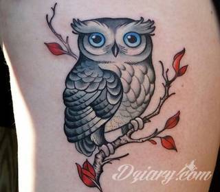 Tatuaże z sową symbolizują cierpliwość, wiedzę i inteligencję. Nie są, jakby mogło się wydawać, statyczne i wyłącznie melancholijne. Sowa szczególnie ciekawie wygląda na ramionach. Odpowiednio zarysowana, podkreśla charakterystyczną budowę szczególnie męskiego ciała. 