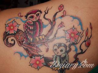 Tatuaże z sową symbolizują cierpliwość, wiedzę i inteligencję. Nie są, jakby mogło się wydawać, statyczne i wyłącznie melancholijne. Sowa szczególnie ciekawie wygląda na ramionach. Odpowiednio zarysowana, podkreśla charakterystyczną budowę szczególnie męskiego ciała. 