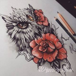 Tatuaże z sową symbolizują cierpliwość, wiedzę i inteligencję. Nie są, jakby mogło się wydawać, statyczne i wyłącznie melancholijne. Sowa szczególnie ciekawie wygląda na ramionach. Odpowiednio zarysowana, podkreśla charakterystyczną budowę szczególnie męskiego ciała. 