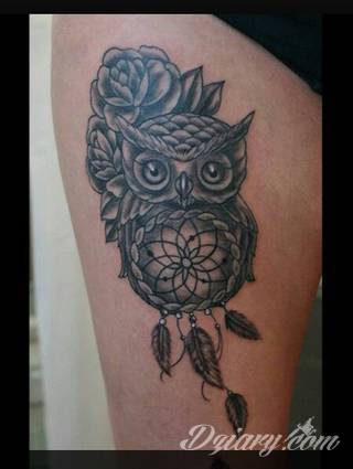 Tatuaże z sową symbolizują cierpliwość, wiedzę i inteligencję. Nie są, jakby mogło się wydawać, statyczne i wyłącznie melancholijne. Sowa szczególnie ciekawie wygląda na ramionach. Odpowiednio zarysowana, podkreśla charakterystyczną budowę szczególnie męskiego ciała. 