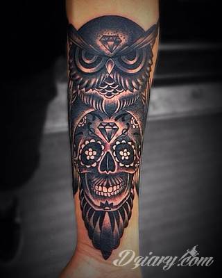 Tatuaże z sową symbolizują cierpliwość, wiedzę i inteligencję. Nie są, jakby mogło się wydawać, statyczne i wyłącznie melancholijne. Sowa szczególnie ciekawie wygląda na ramionach. Odpowiednio zarysowana, podkreśla charakterystyczną budowę szczególnie męskiego ciała. 